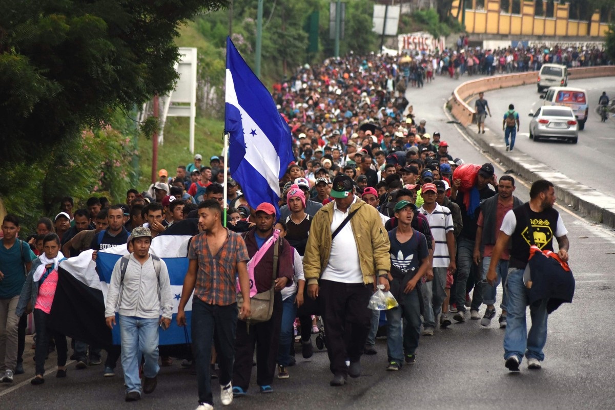 ECONOMÍA Y POLÍTICA: Las caravanas y los tres pies del gato