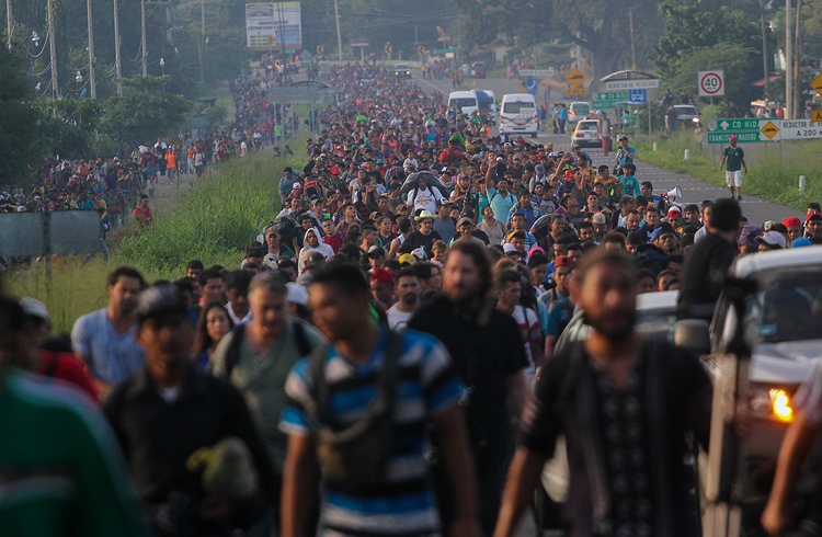 Caravana Migrante llega a Metapa; mujeres y niños toman descanso