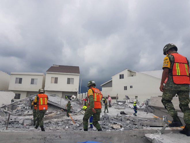 Al menos 3 muertos deja derrumbe de una construcción en Monterrey