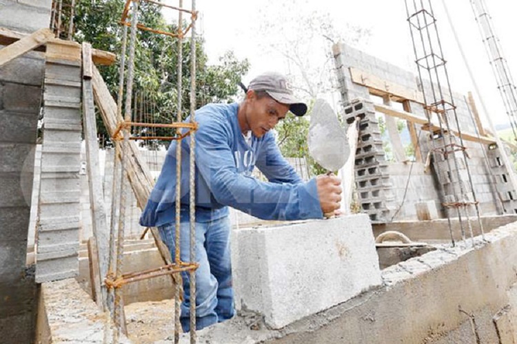 Proponen seguridad social para albañiles