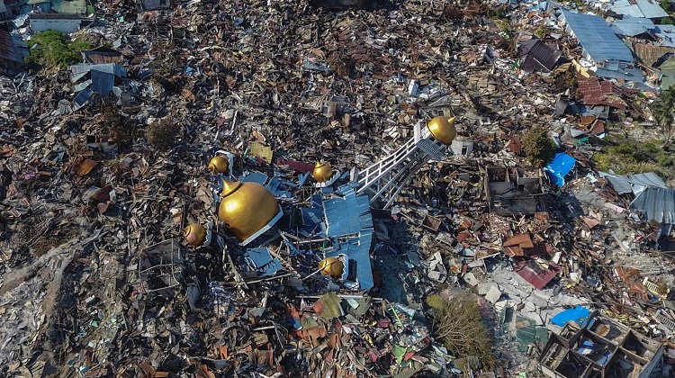 Continúa retiro de cadáveres tras sismo y tsunami en Indonesia