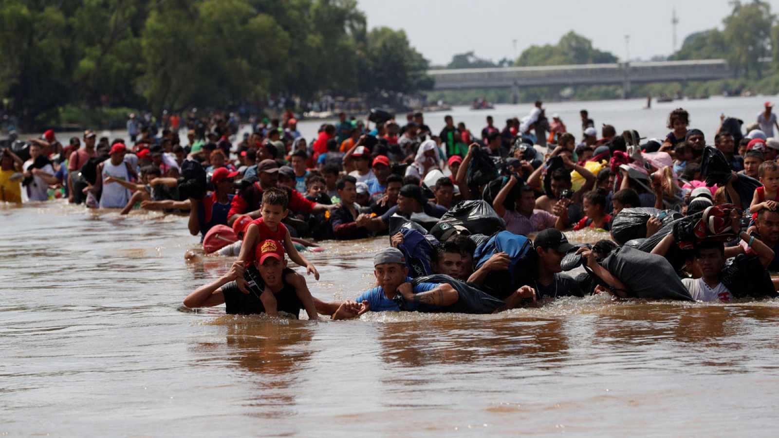 Caravana migrante espera ser transportada a la CDMX