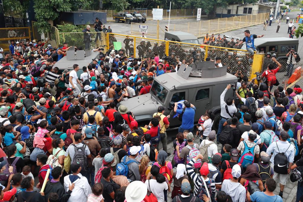 Migrantes rompen cerco y cruzan frontera de Guatemala con México