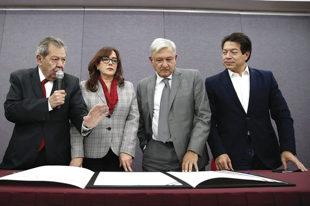 Muñoz Ledo y Mario Delgado se contradicen sobre financiar consulta del NAIM