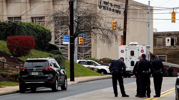 Atacante de sinagoga en Pittsburgh estaba molesto por apoyo de judíos a migrantes