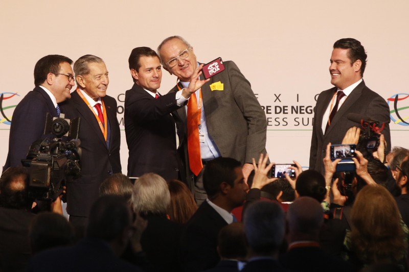 Peña Nieto se toma selfi con ‘AMLOVE’