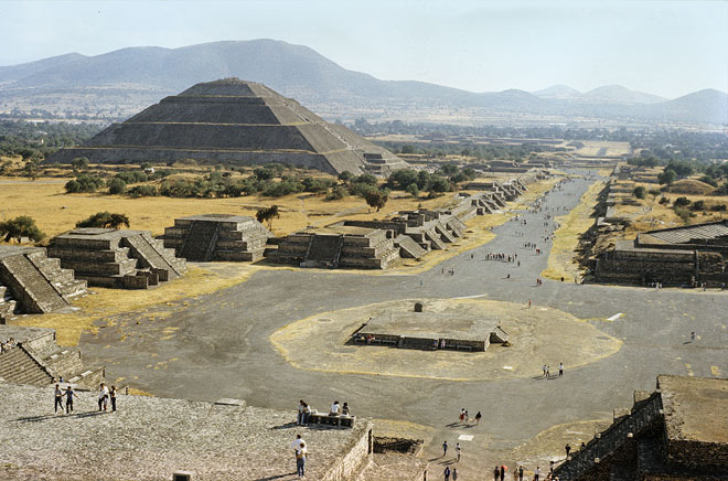 Hallan cámara y túnel bajo la Pirámide de la Luna, en Teotihucán