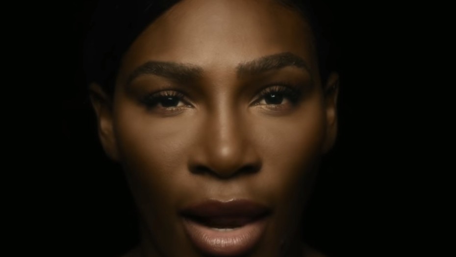 Serena Williams canta en toples para concienciar sobre el cáncer de mama