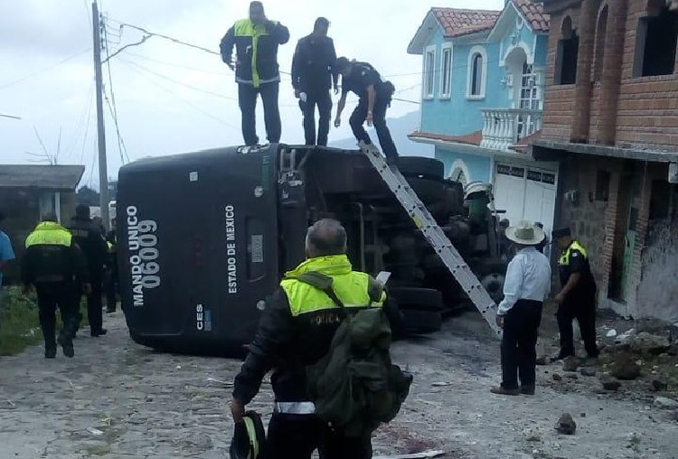 Un elemento muerto y siete heridos tras volcadura de camión de SSP-EdoMex