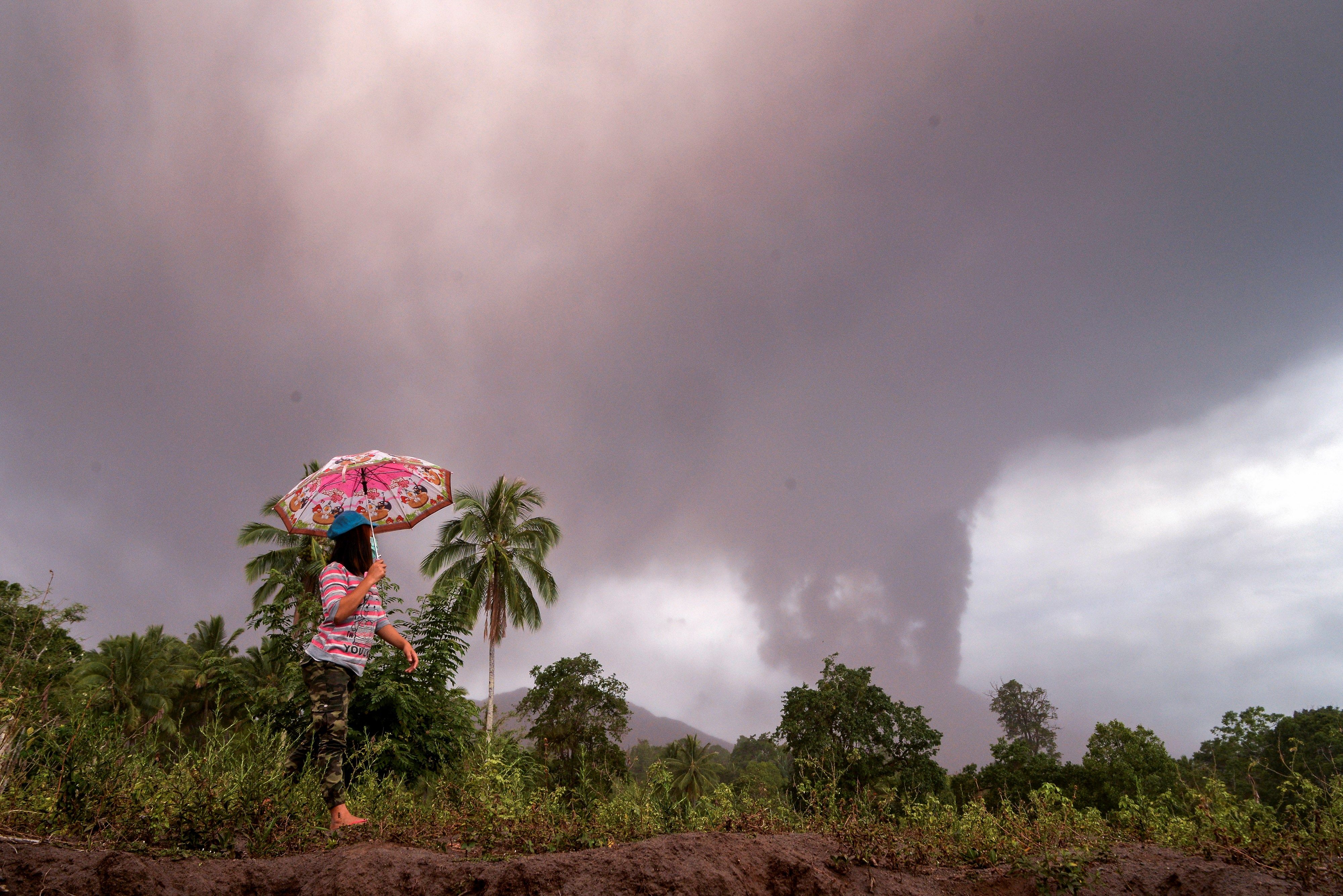 Tras sismo y tsunami, volcán hace erupción en Indonesia