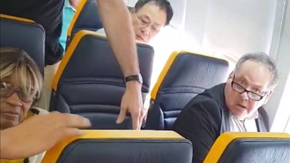 Hombre insulta a mujer de raza negra durante vuelo de Ryanair