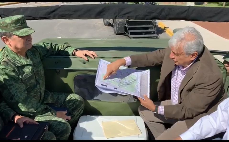 López Obrador recorre la base militar de Santa Lucía