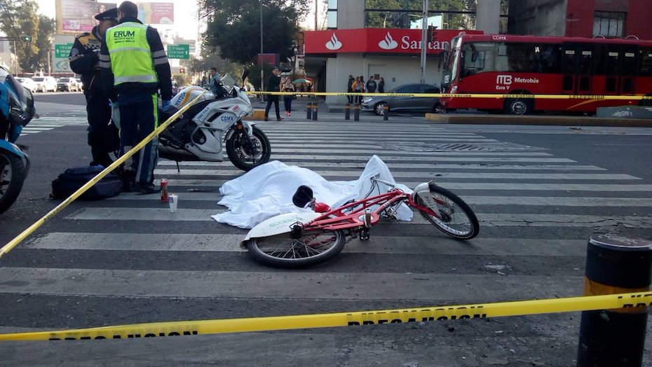 Ciclista muere tras ser atropellada por camión en Avenida Chapultepec