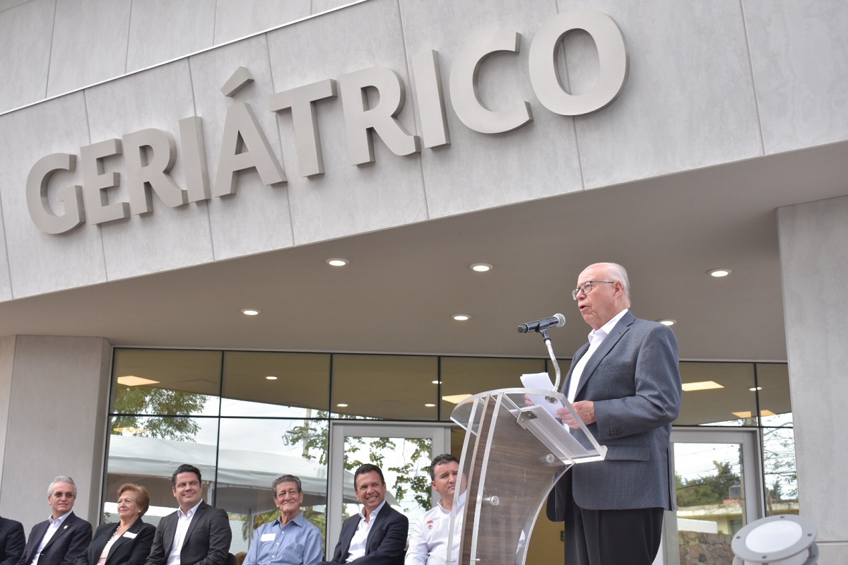 Inaugura José Narro Robles, Torre de Especialidad Geriátrica