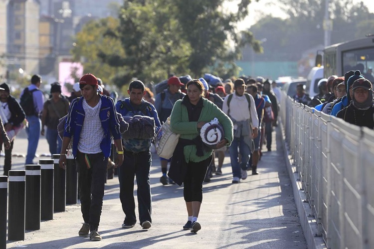 Vincula AMLO salida de caravana migrante con próxima elección en EUA