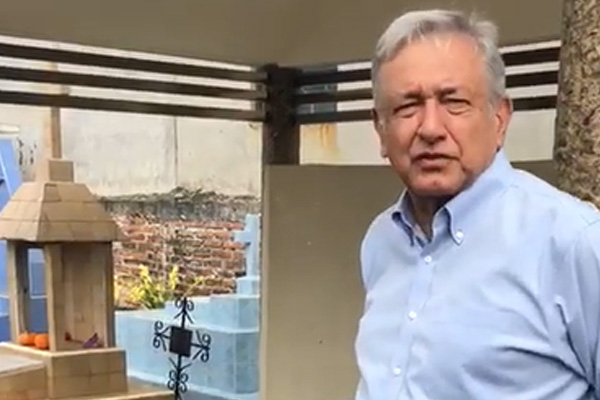 López Obrador visita a sus papás en panteón de Villahermosa, Tabasco