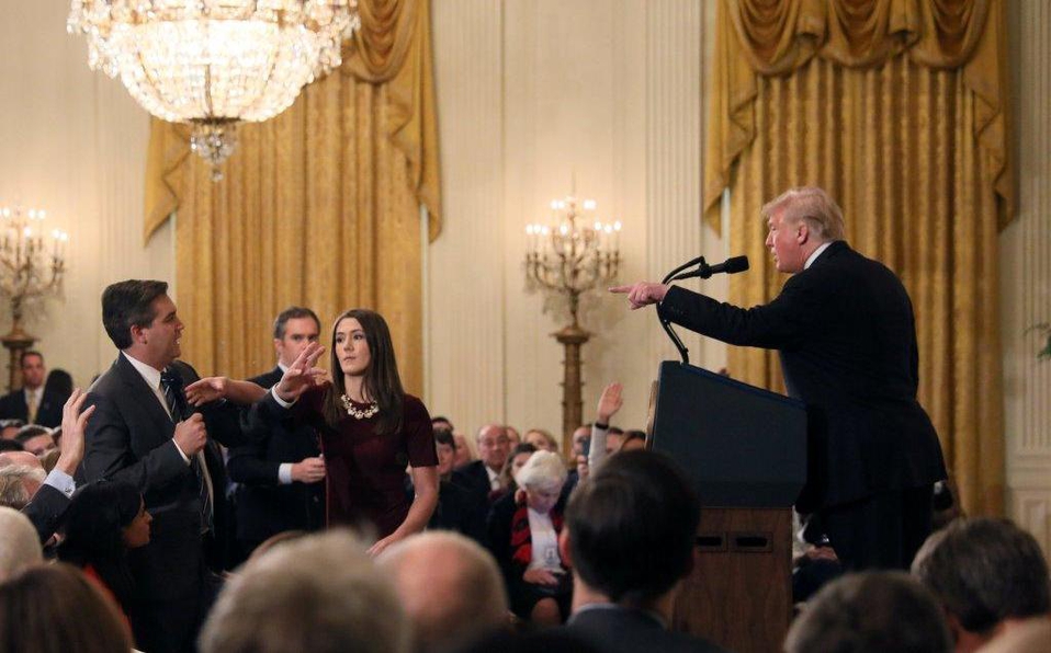 Trump se enfrenta a periodista y vuelve atacar a los medios