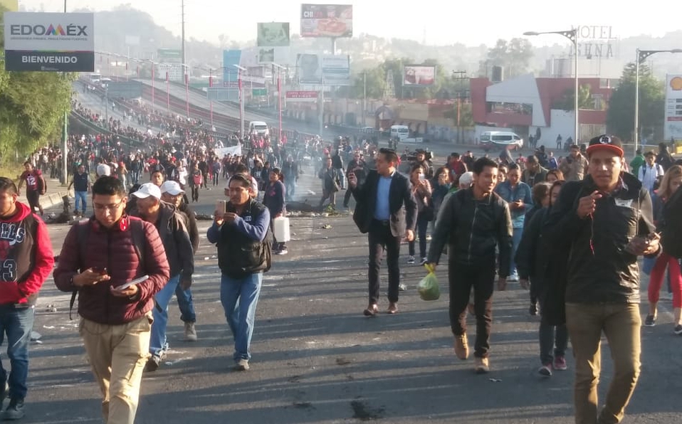Vecinos de San Juanico bloquean Autopista México-Pachuca; hay caos vial y decenas de personas a pie