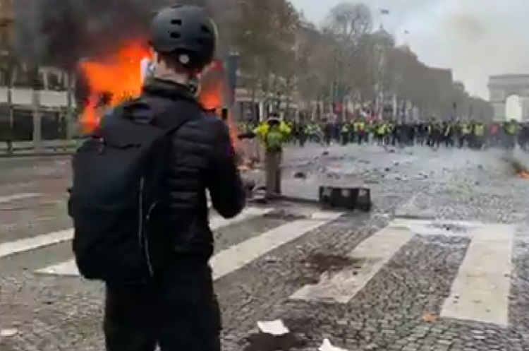 Enfrentamientos violentos en París en protesta por gasolinazo