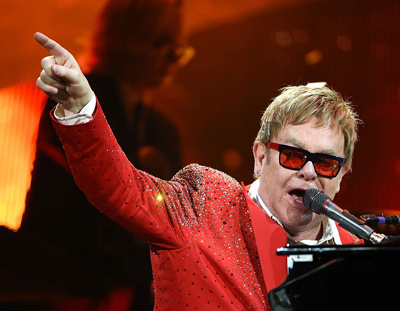 Elton John protagoniza emotivo comercial navideño