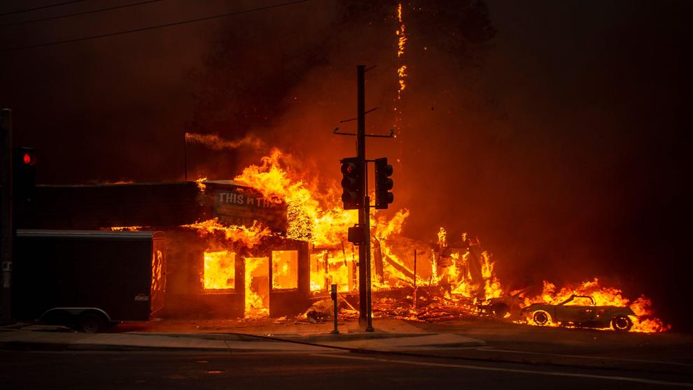 Evacuan a miles de personas en California por incendio fuera de control