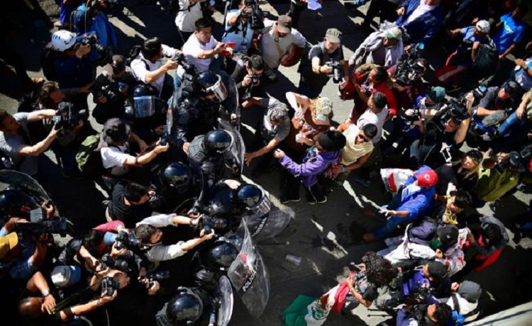 Al intentar cruzar muro fronterizo, migrantes son recibidos con gas lacrimógeno (+Vídeo)