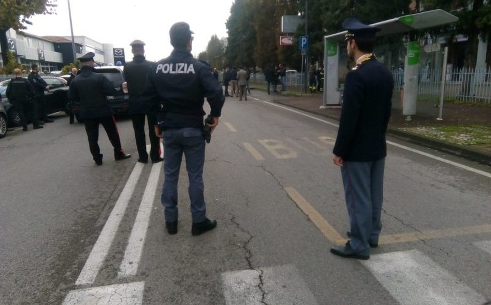 Mafioso se atrinchera con rehenes en una oficina postal italiana