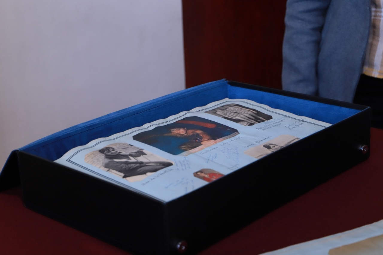 Archivo General de la Nación recibe el primer “Álbum Olímpico del 68” con más de 5 mil firmas de atletas originales