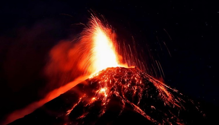 Volcán de fuego de Guatemala registra dos grandes explosiones
