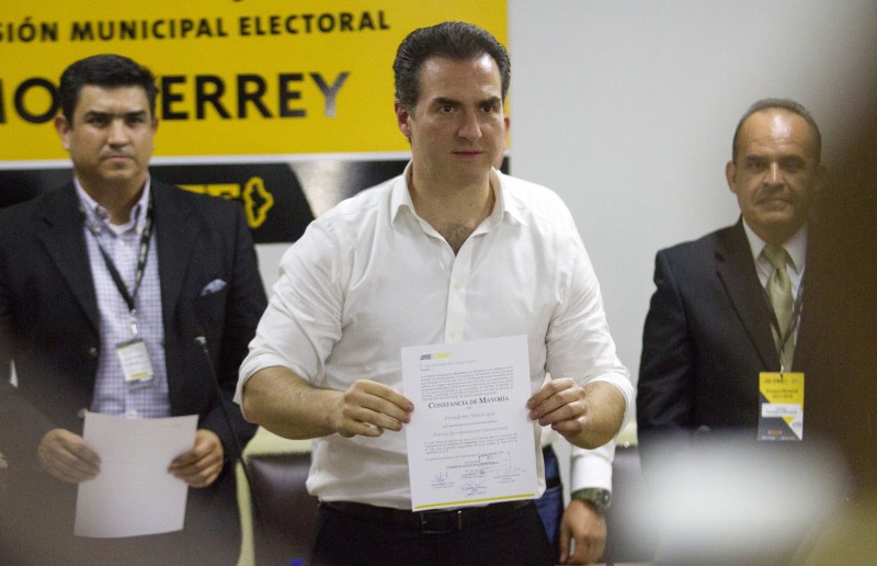 Adrián de la Garza recibe su constancia como alcalde de Monterrey