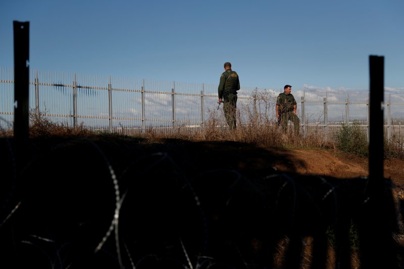 Ejército de EU construirá muro fronterizo si Congreso no actúa: Trump