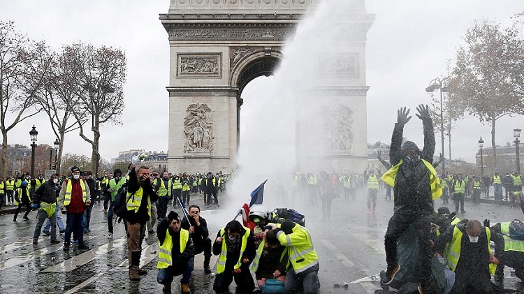 Treintena de heridos y más de 600 detenidos tras protestas en París