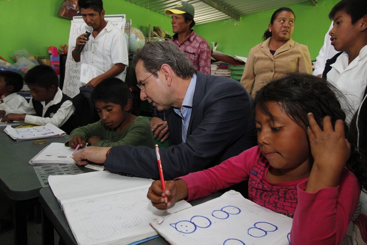 Pone en marcha la SEP nuevo plan de infraestructura para atender zonas pobres e indígenas de México: Moctezuma Barragán