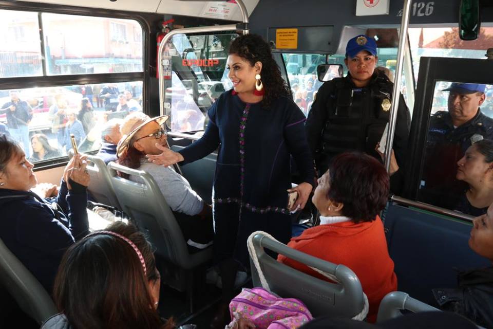 En Iztapalapa, policías viajarán a bordo de microbuses