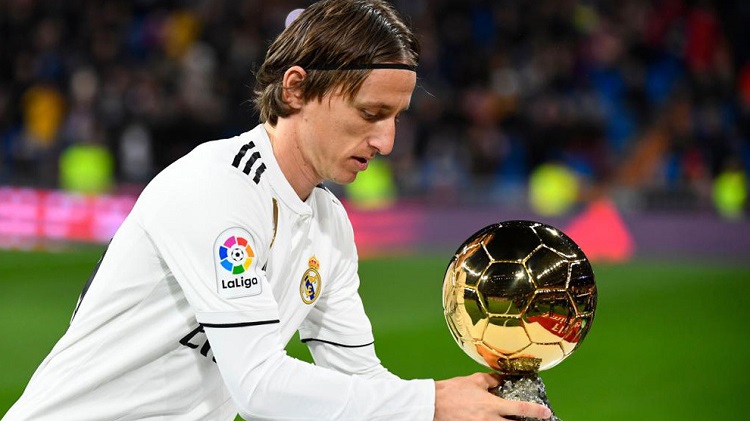 Luka Modric ofrece Balón de Oro a aficionados del Bernabéu