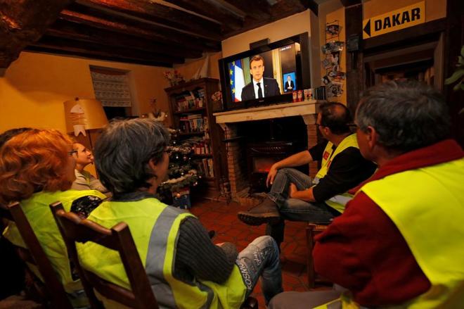 Macron subirá el salario mínimo y bajará impuestos para calmar las protestas en Francia