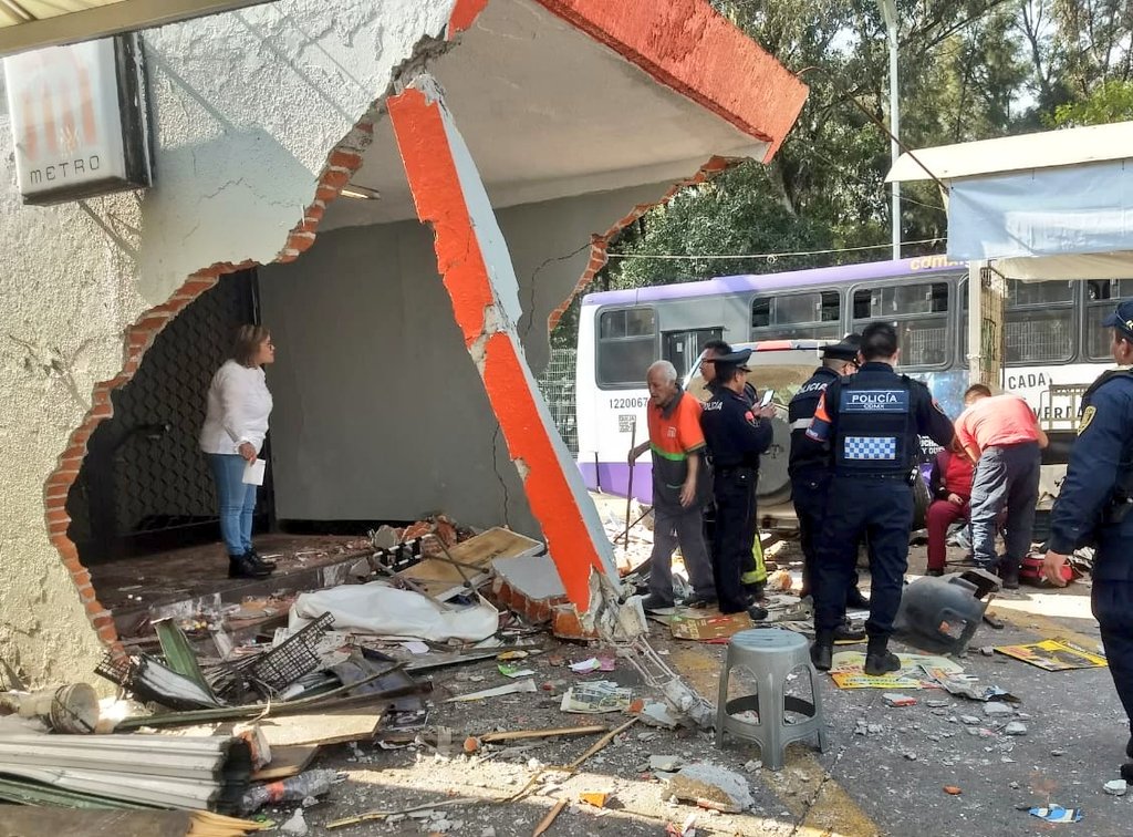 Camioneta se estrella contra la entrada de Metro Potrero