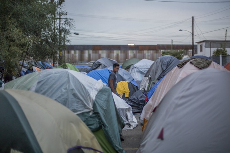 Cerca de 300 migrantes se instalan en nuevo albergue de Tijuana