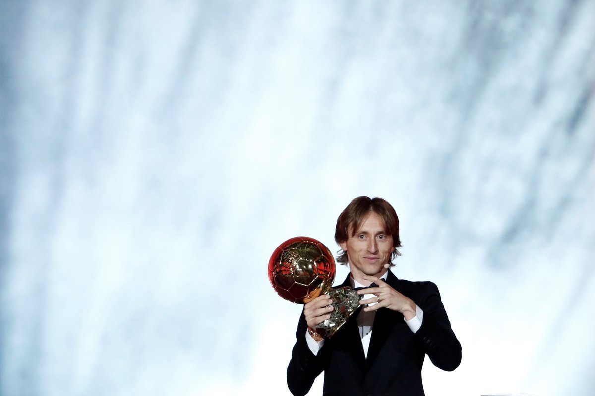 Luka Modric se alza con el Balón de Oro