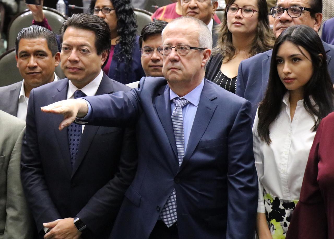 Carlos Urzúa rinde protesta como secretario de Hacienda
