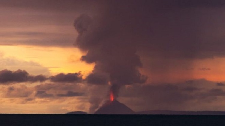 Imágenes del momento de erupción de volcán Anak Krakatau