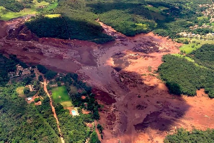 300 desaparecidos y 9 muertos deja la rotura de un dique minero en Brasil