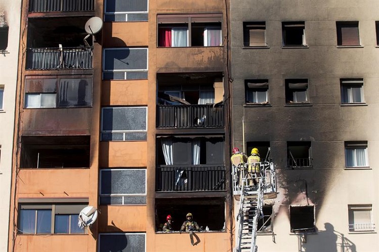 Tres muertos y 29 heridos dejó incendio en edificio de Barcelona