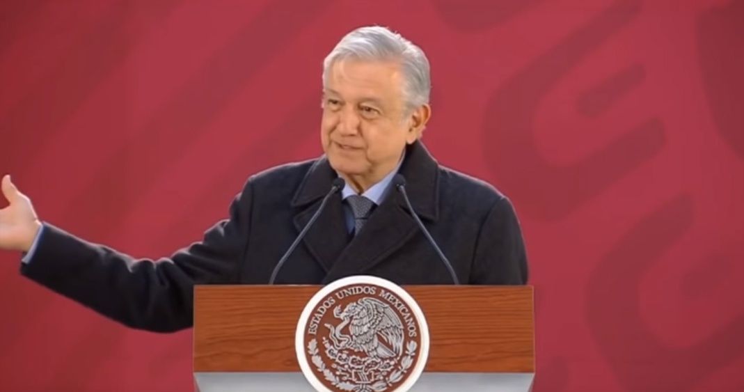 Presenta AMLO aplicaciones para verificar precios de gasolinas y gas