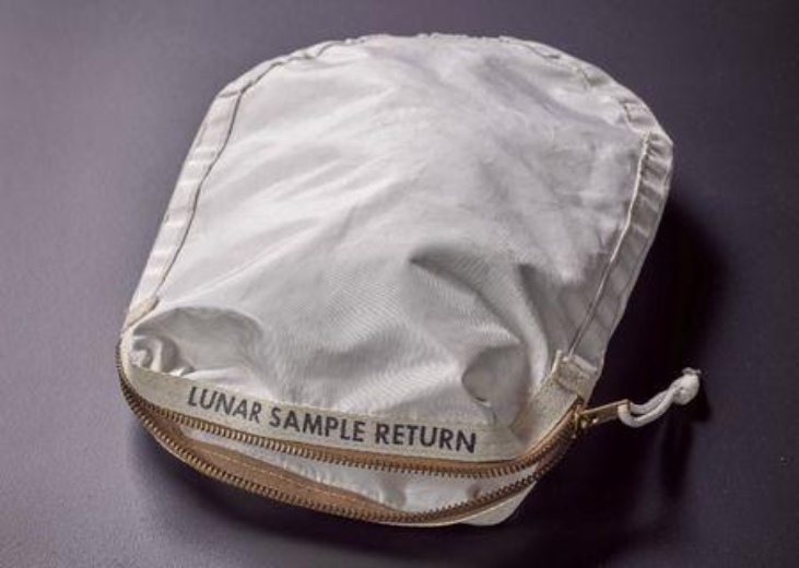 Mujer demanda a la NASA por una bolsa del Apolo 11