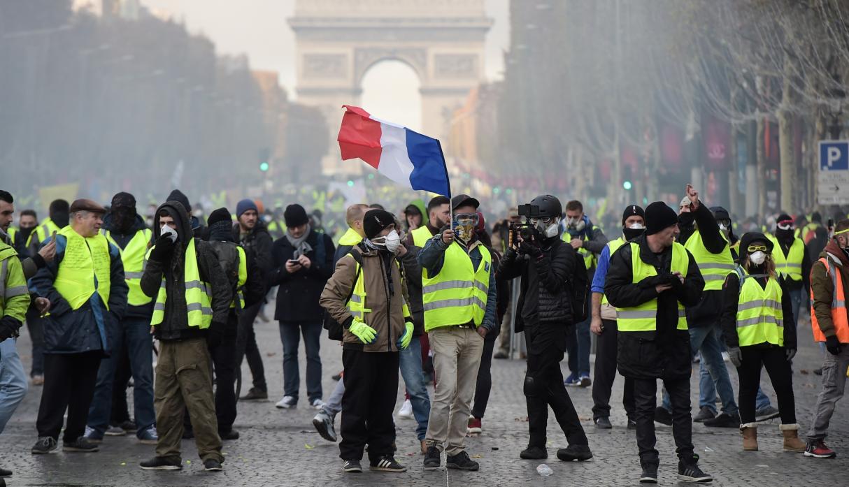 Macron hará debate nacional  para terminar crisis de ‘chalecos amarillos’