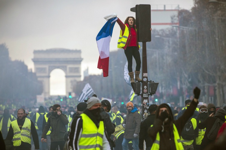 Francia moviliza 80 mil agentes policiales por manifestación de los chalecos amarillos