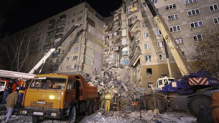 Rescatistas encuentran a bebé bajo escombros de edificio en Rusia