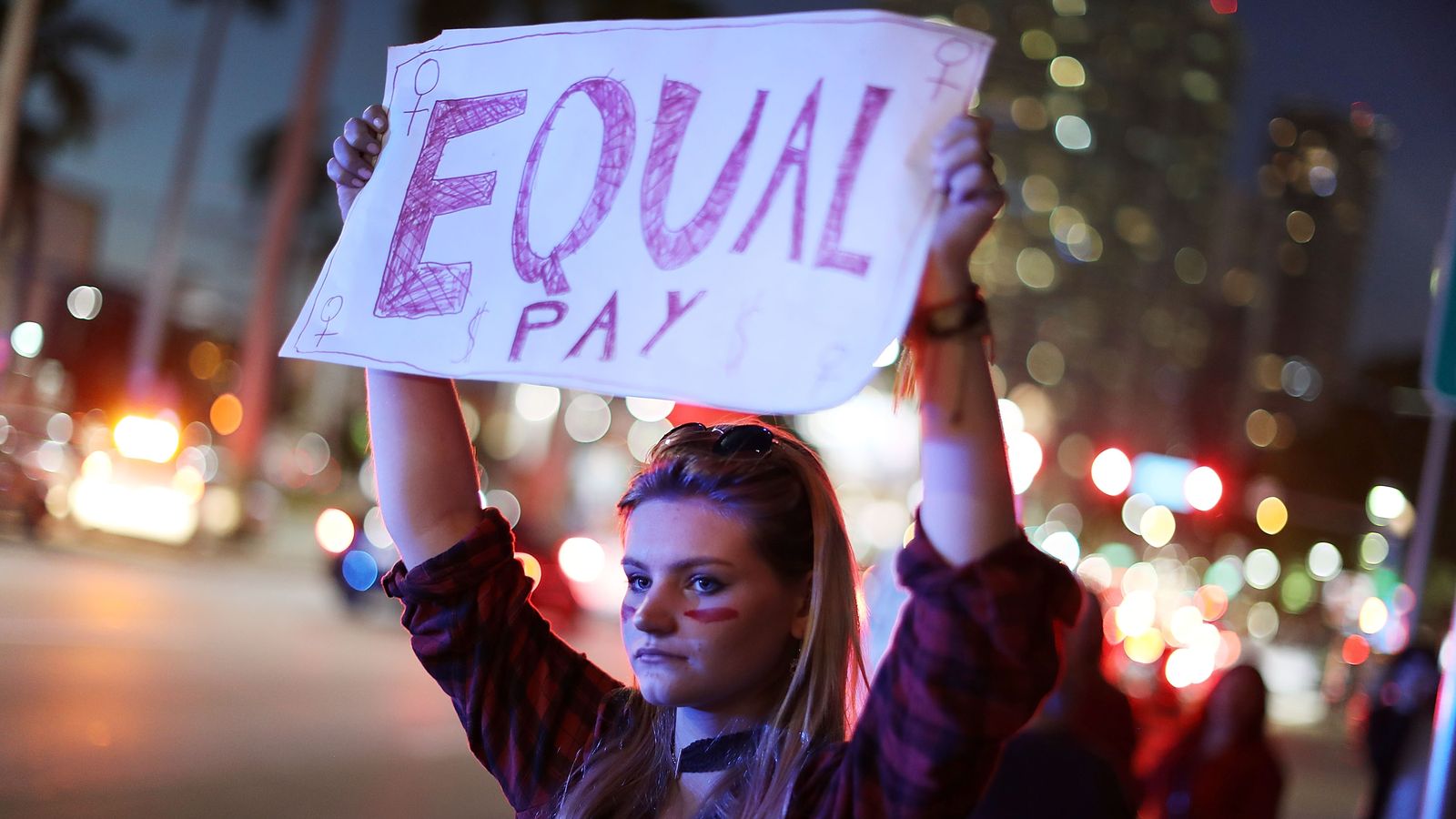 Islandia, el primer país en prohibir salario inferior para las mujeres