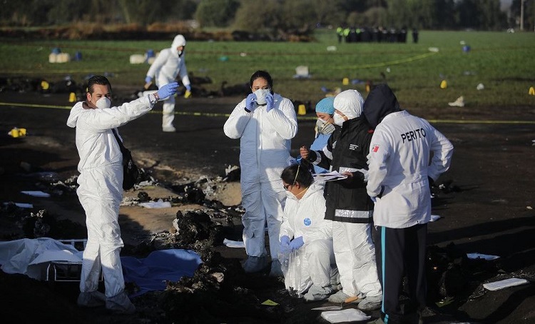 Algunos cuerpos son trasladados para ser examinados por forenses tras explosión